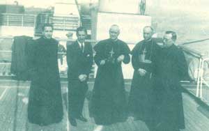 10. Junto al cardenal Reig, en 1926, en el barco que les llevaría al Congreso Eucarístico de Chicago (E.E.U.U.).jpg